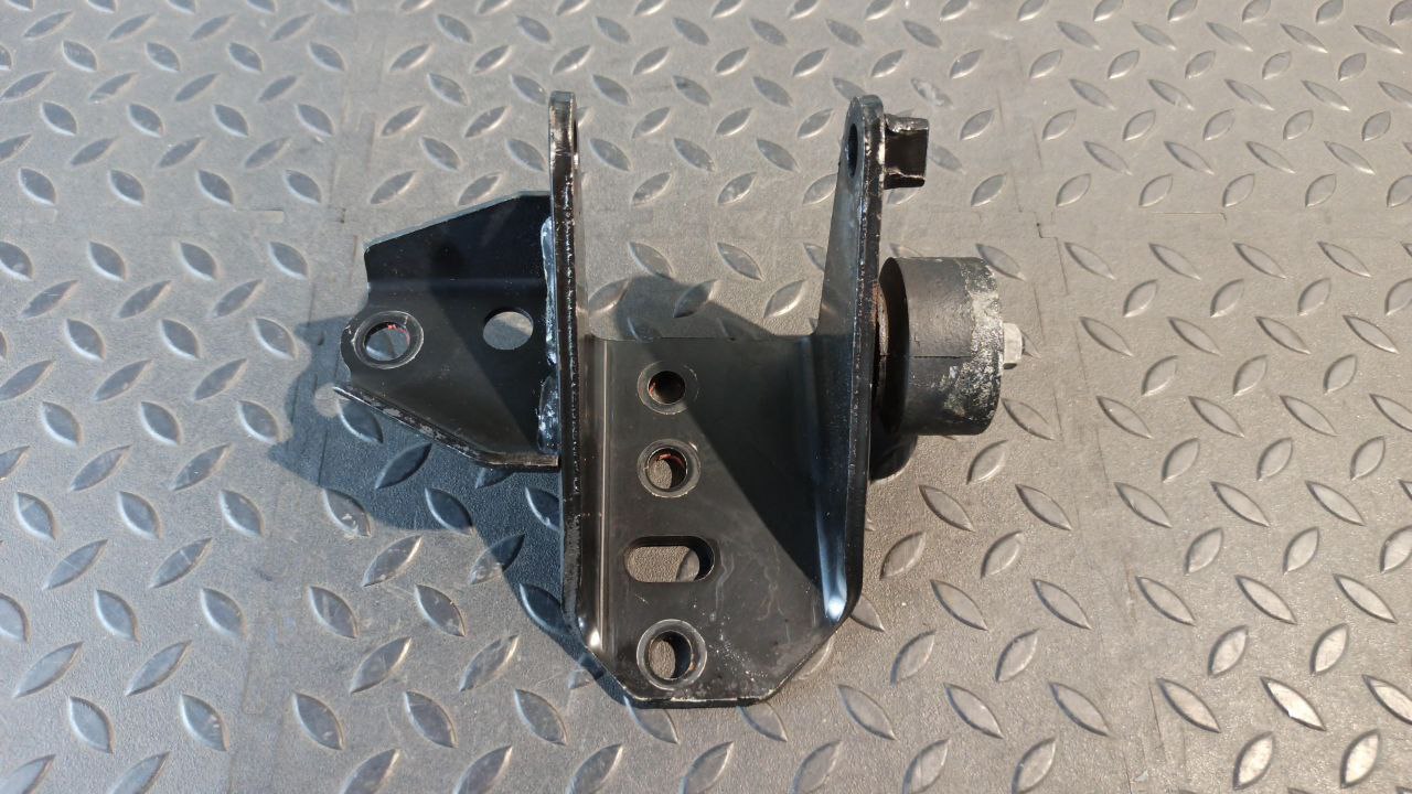 Кронштейн опоры двигателя Toyota Avensis/2 2003-2009