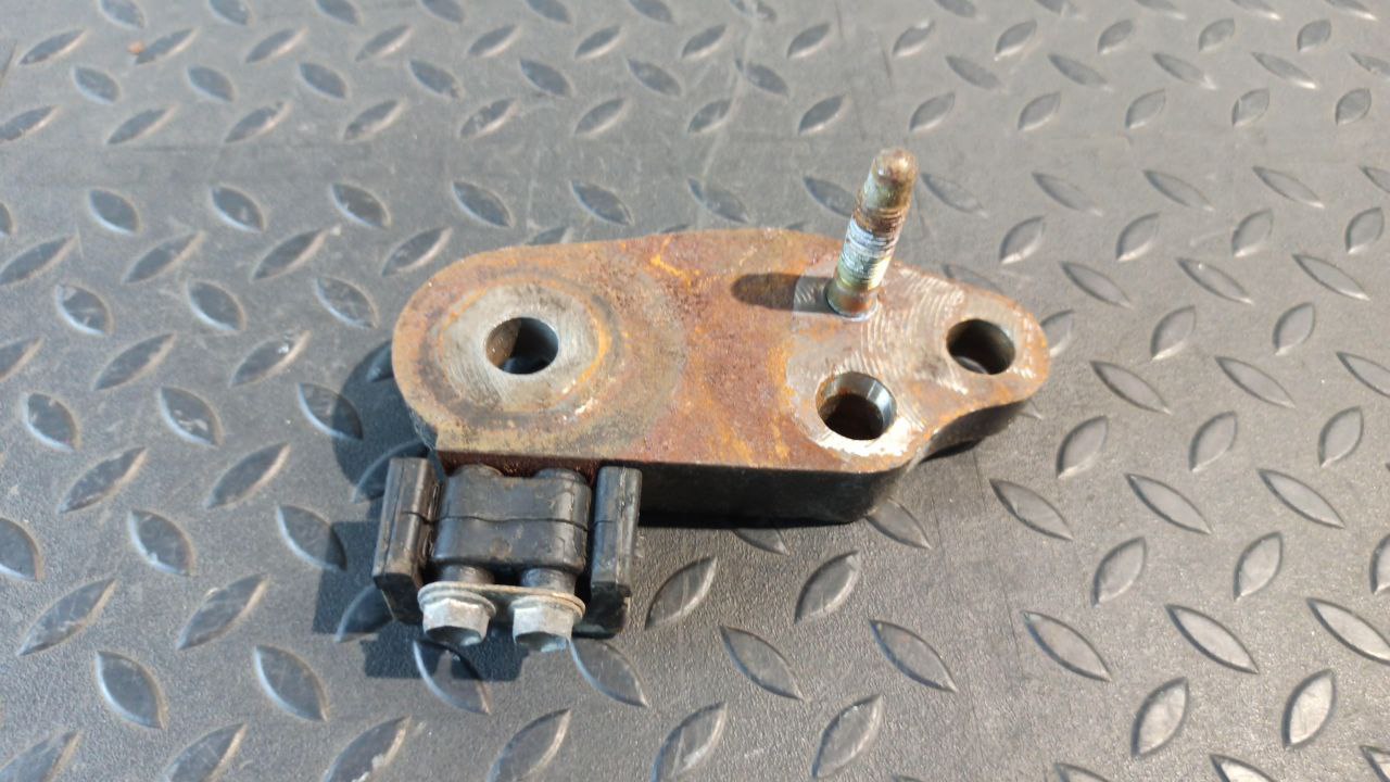 Кронштейн опоры двигателя Toyota Avensis/2 2003-2009