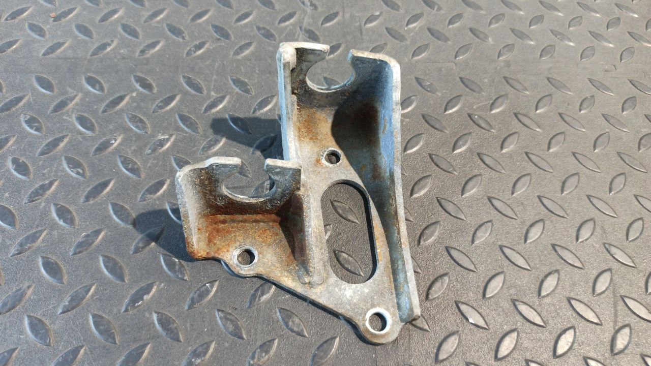 Кронштейн троса КПП Toyota Avensis/2 2003-2009