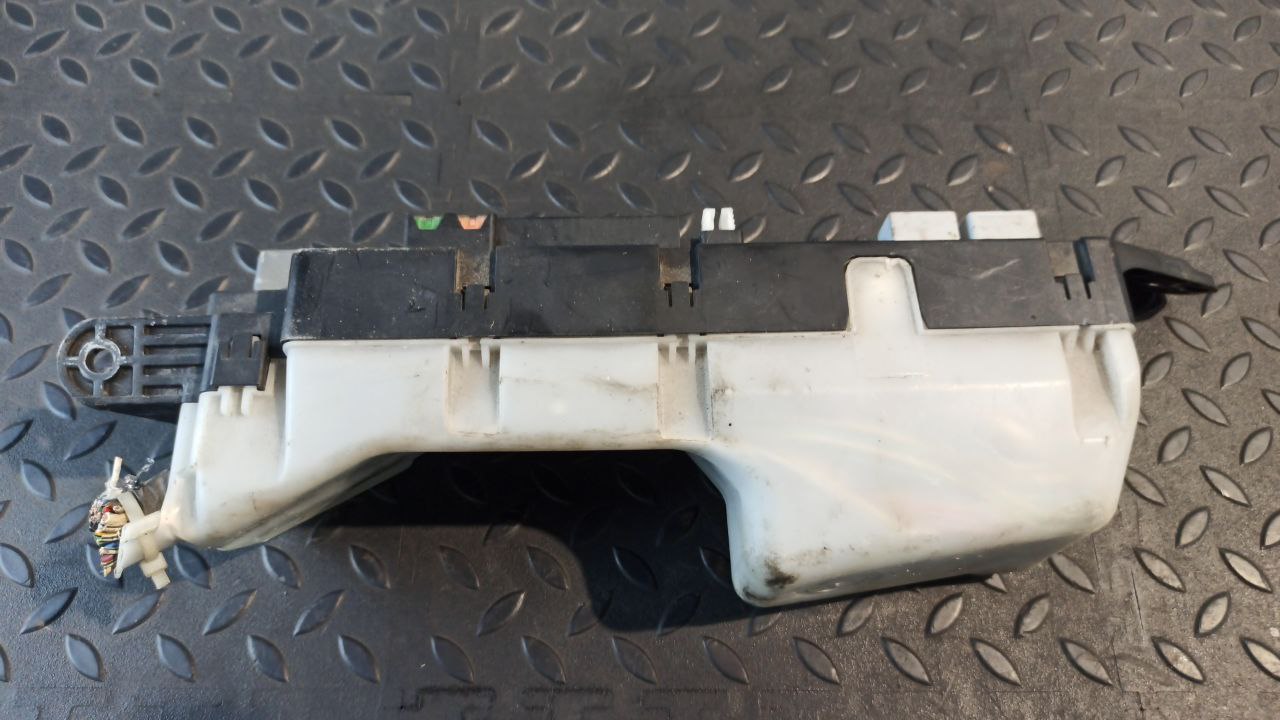 Блок предохранителей Toyota Avensis/2 2003-2009