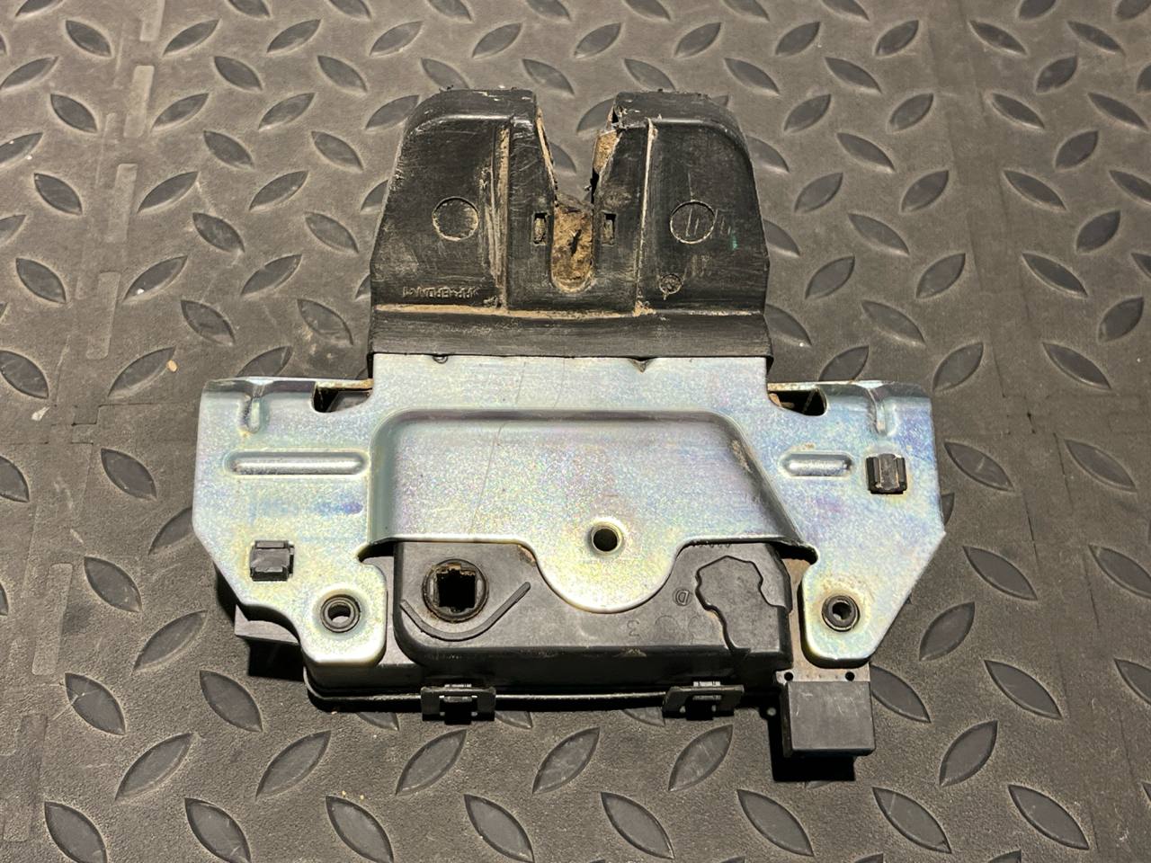 Замок двери багажника Opel Zafira/B 2005-2014