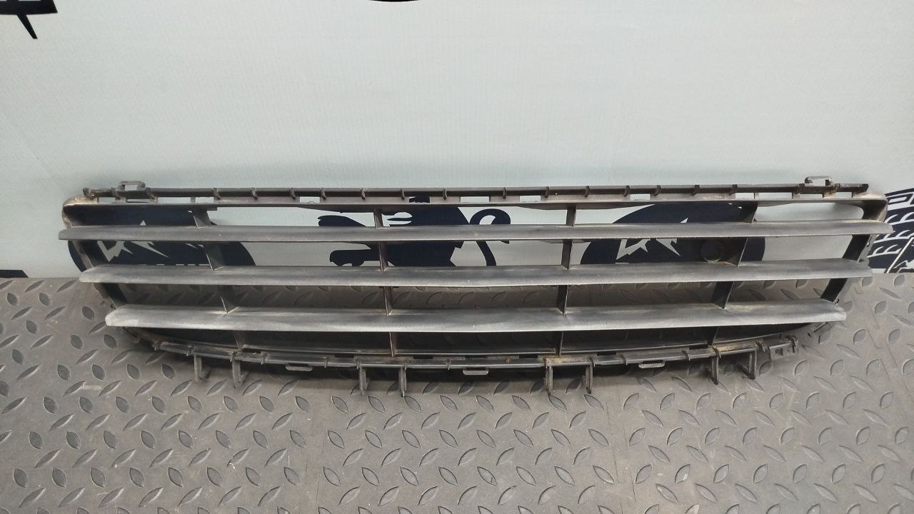 Решетка в бампер центральная Opel Astra/H 2004-2014