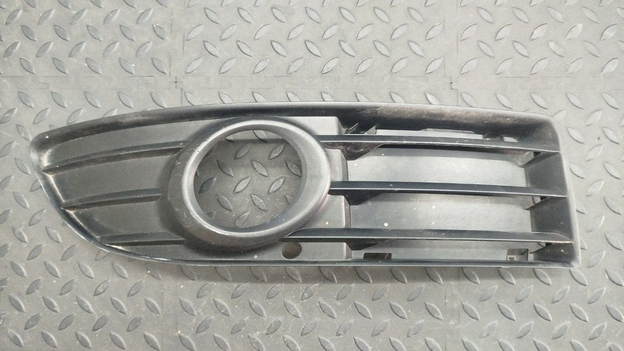Решетка в бампер правая Audi A4/B6 2000-2006