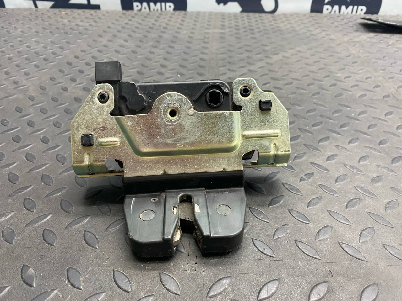 Замок двери багажника Opel Zafira/B 2005-2014