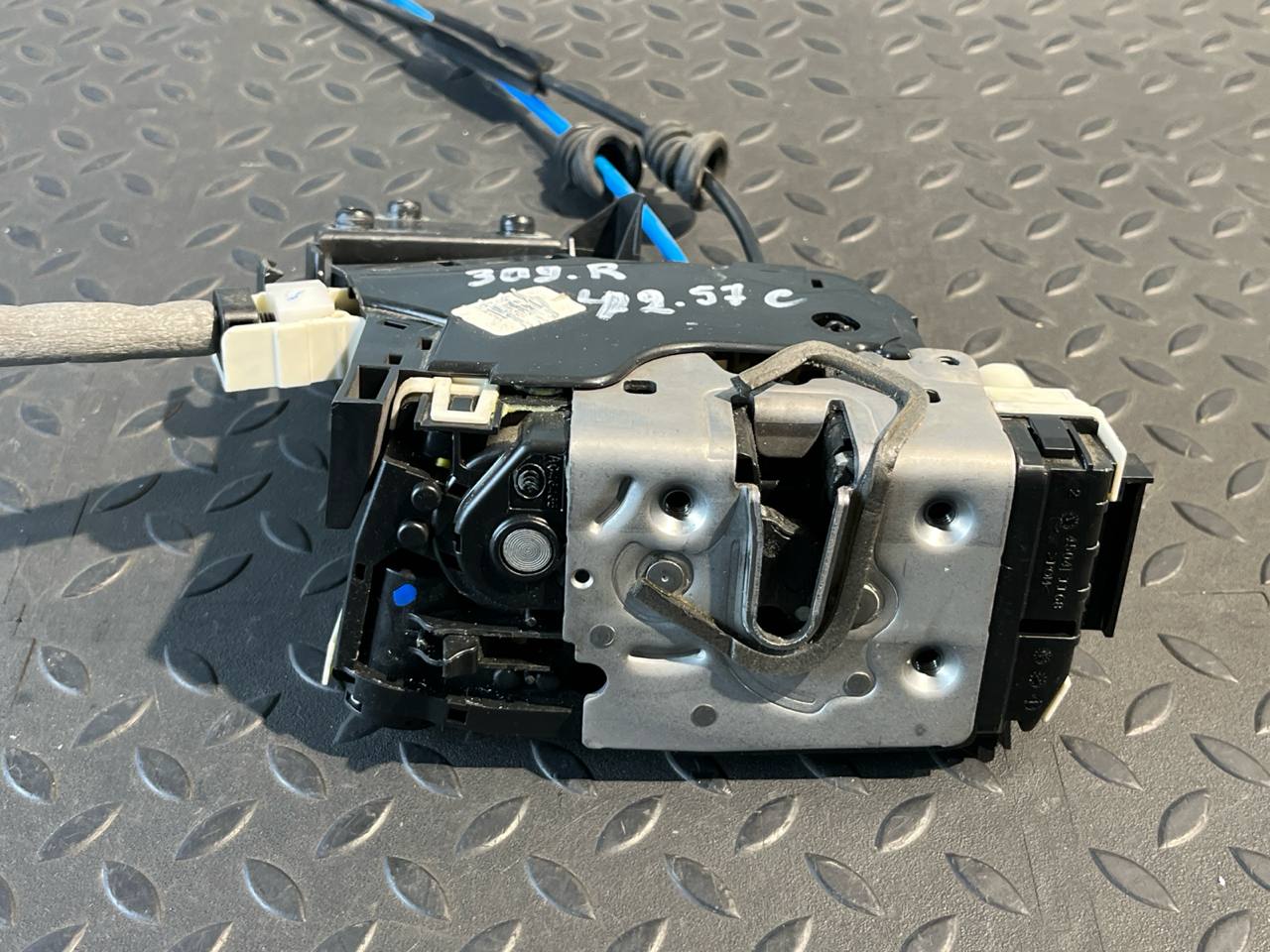 Замок двери задний правый Mercedes C/W204 2006-2015