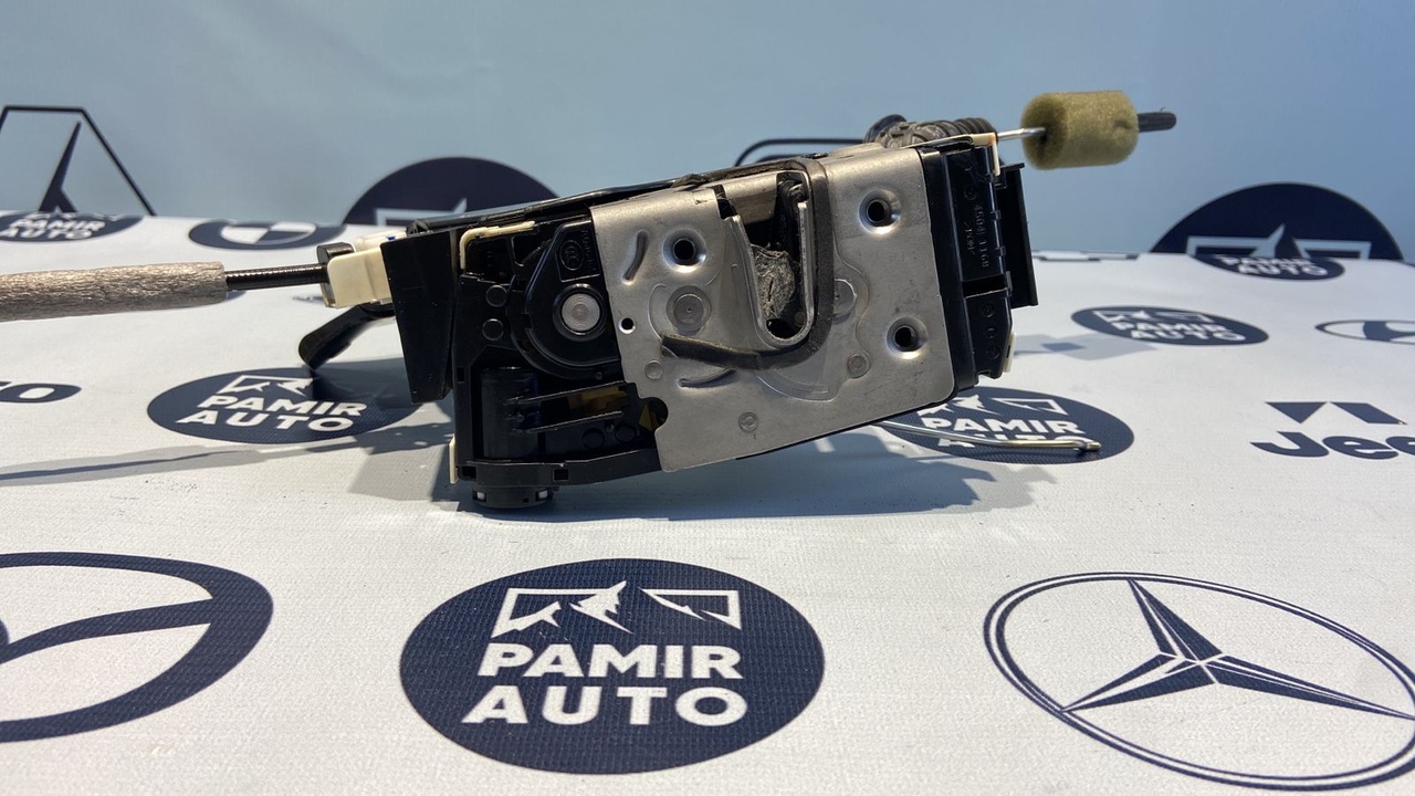 Замок двери передний правый Mercedes C/W204 2006-2015