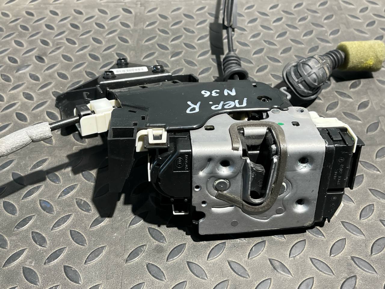 Замок двери передний правый Mercedes C/W204 2006-2015