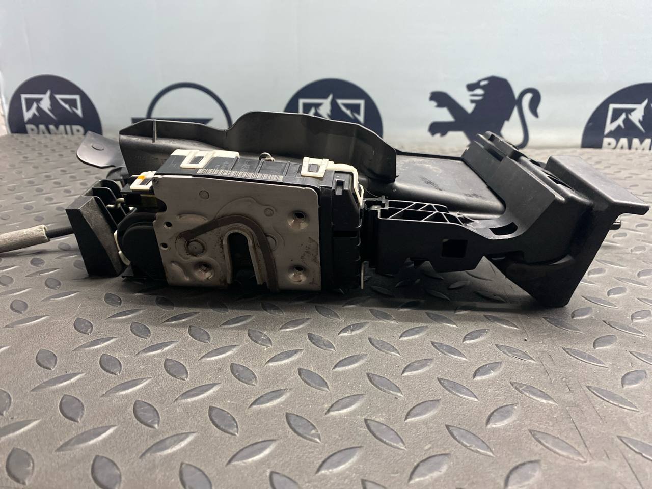 Замок двери передний левый Mercedes C/W204 2006-2015