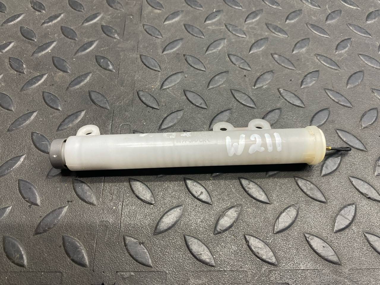 Демпфер бардачка Mercedes E/W211 2002-2009