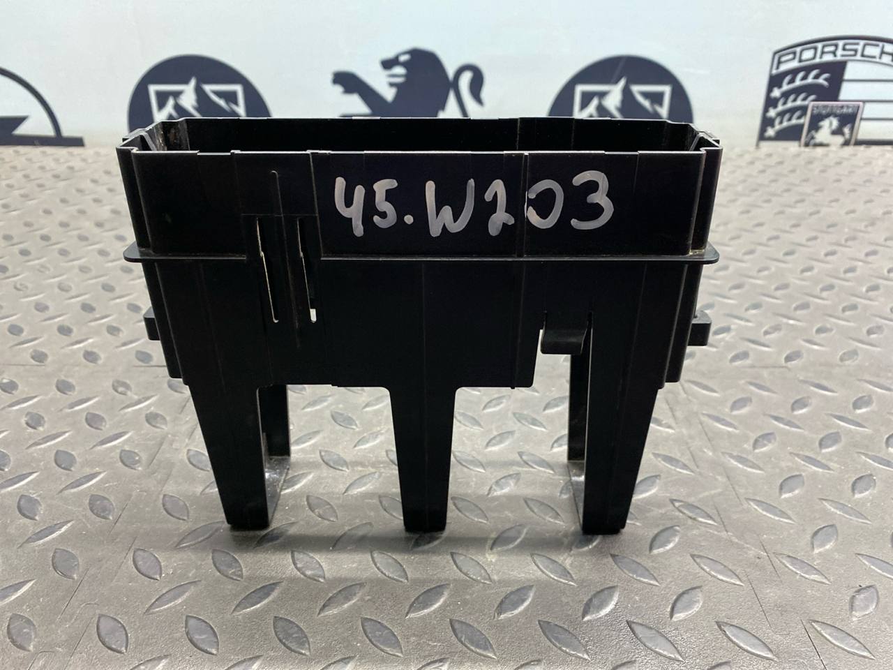 Кронштейн блока управления двигателем Mercedes C/W203 2000-2008