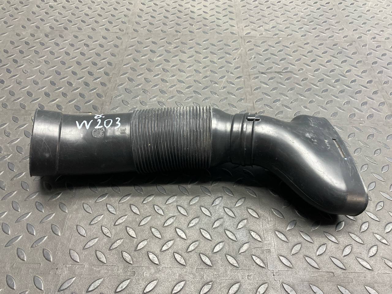 Патрубок воздушного фильтра Mercedes C/W203 2000-2008