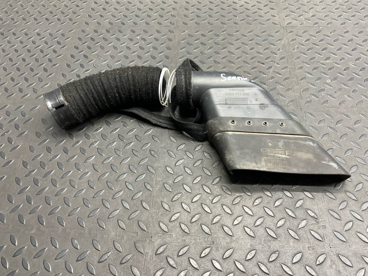 Патрубок воздушного фильтра Renault Scenic/2 2003-2009