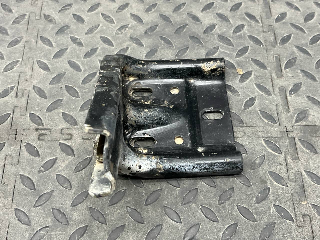 Кронштейн ролика двери сдвижной нижний правый Mercedes Vito/W639 2003-2014