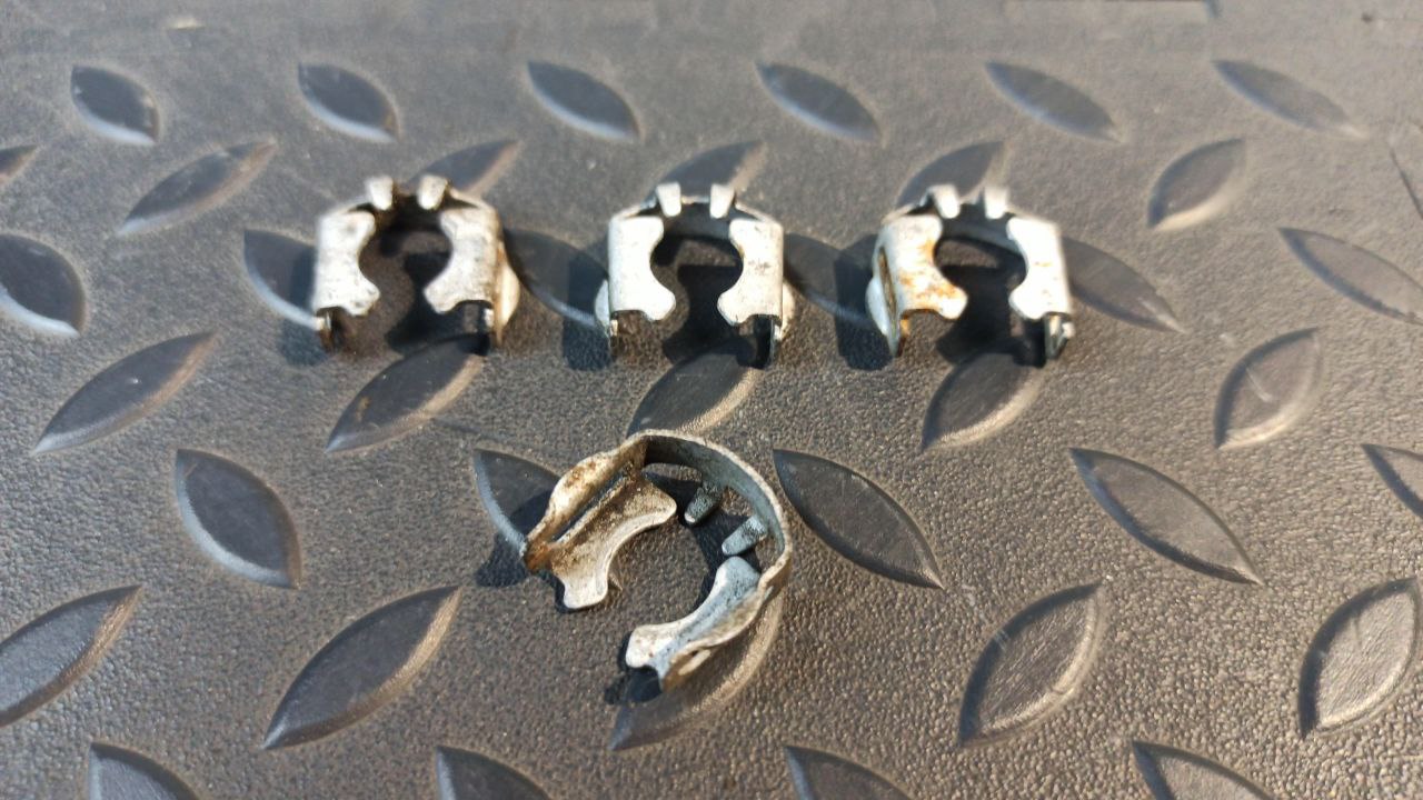 Скоба топливной форсунки Opel Astra/H 2004-2014