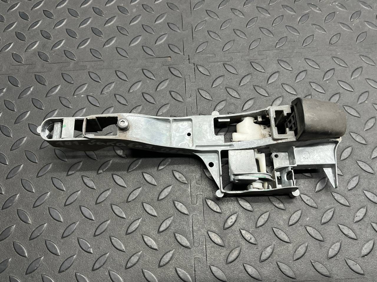 Кронштейн ручки двери сдвижной правый Peugeot Expert/2 2007-2016