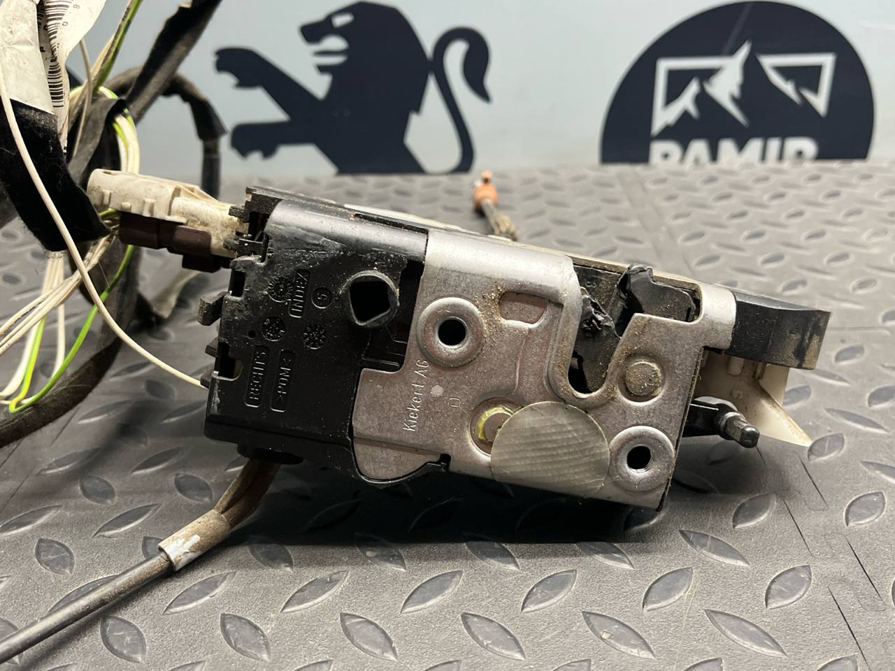 Замок двери багажника левый Peugeot Expert/2 2007-2016