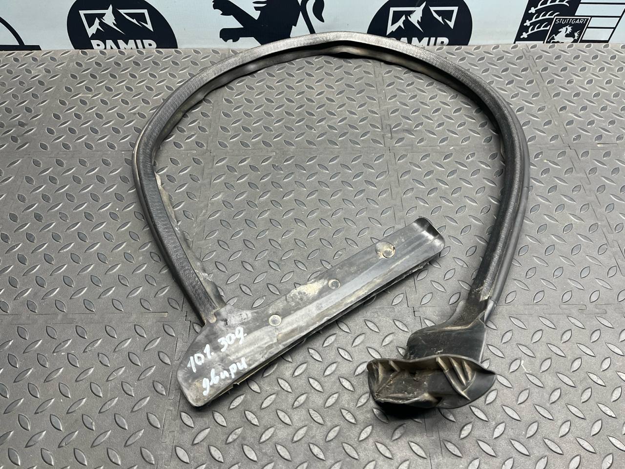 Уплотнитель двери багажника левый Peugeot Expert/2 2007-2016