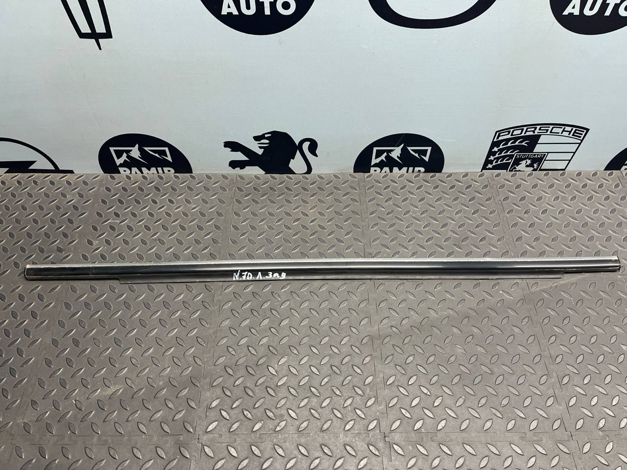 Уплотнитель двери задний левый Mercedes B/W245 2005-2011