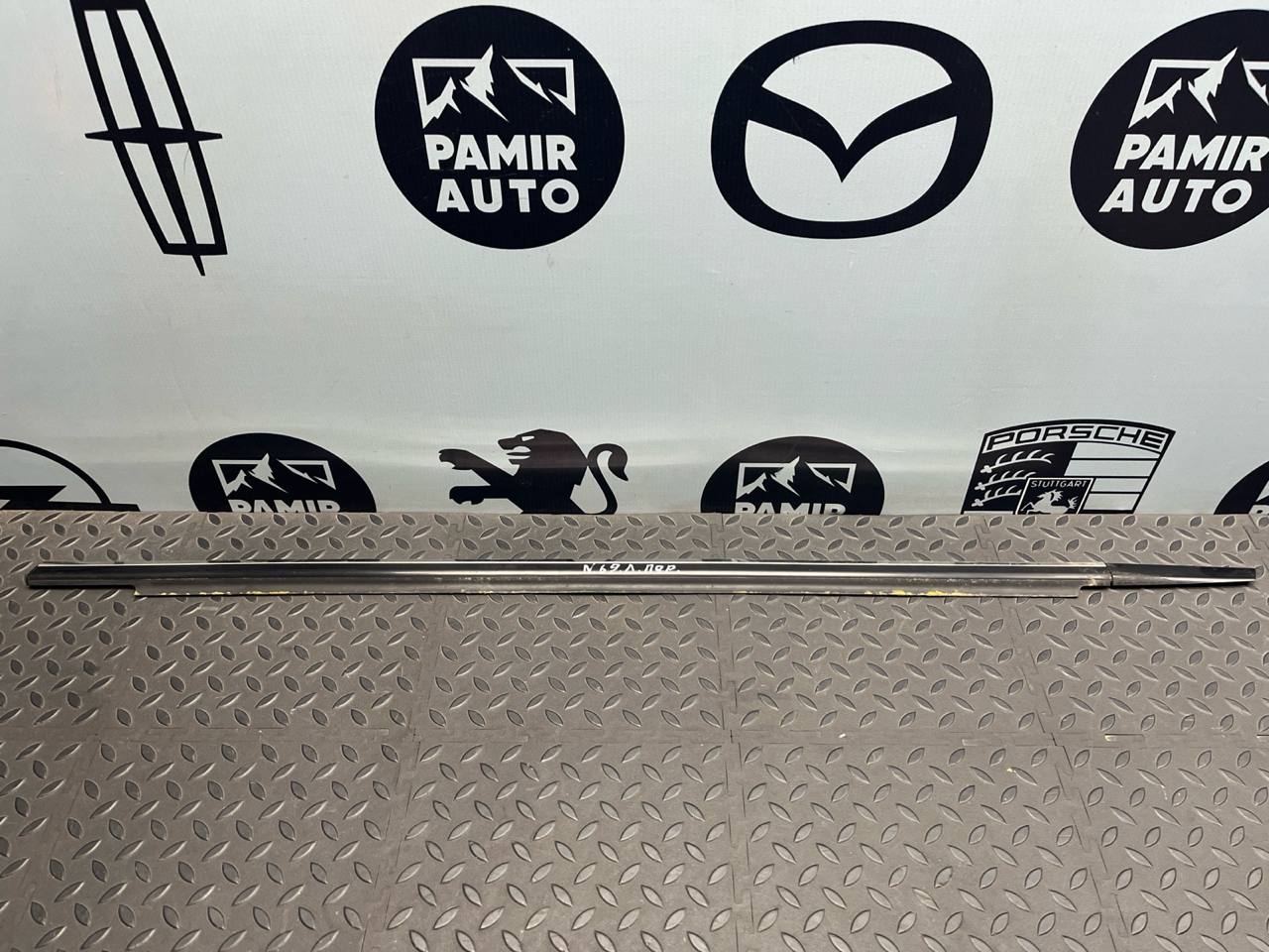 Уплотнитель двери передний левый Mercedes B/W245 2005-2011