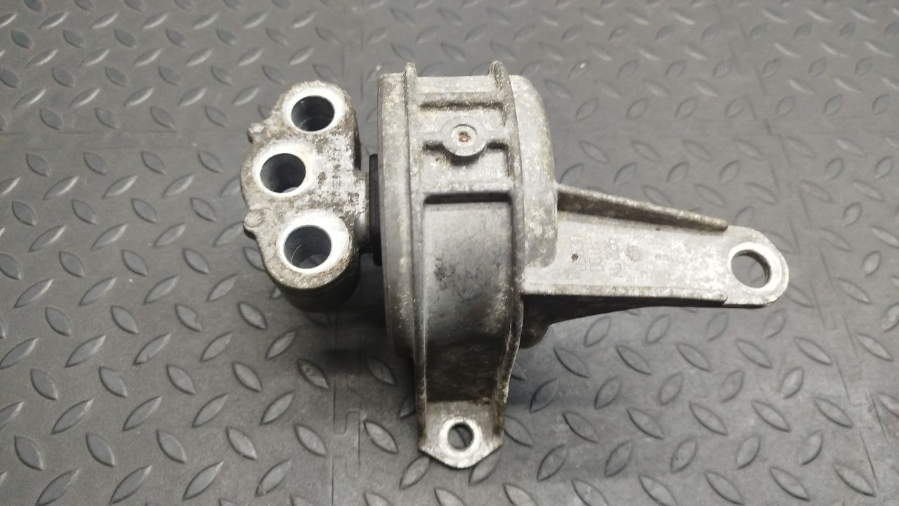 Опора двигателя Opel Zafira/B 2005-2014
