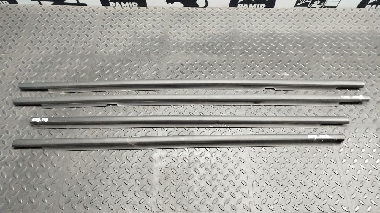 Уплотнитель двери Opel Astra/H 2004-2014