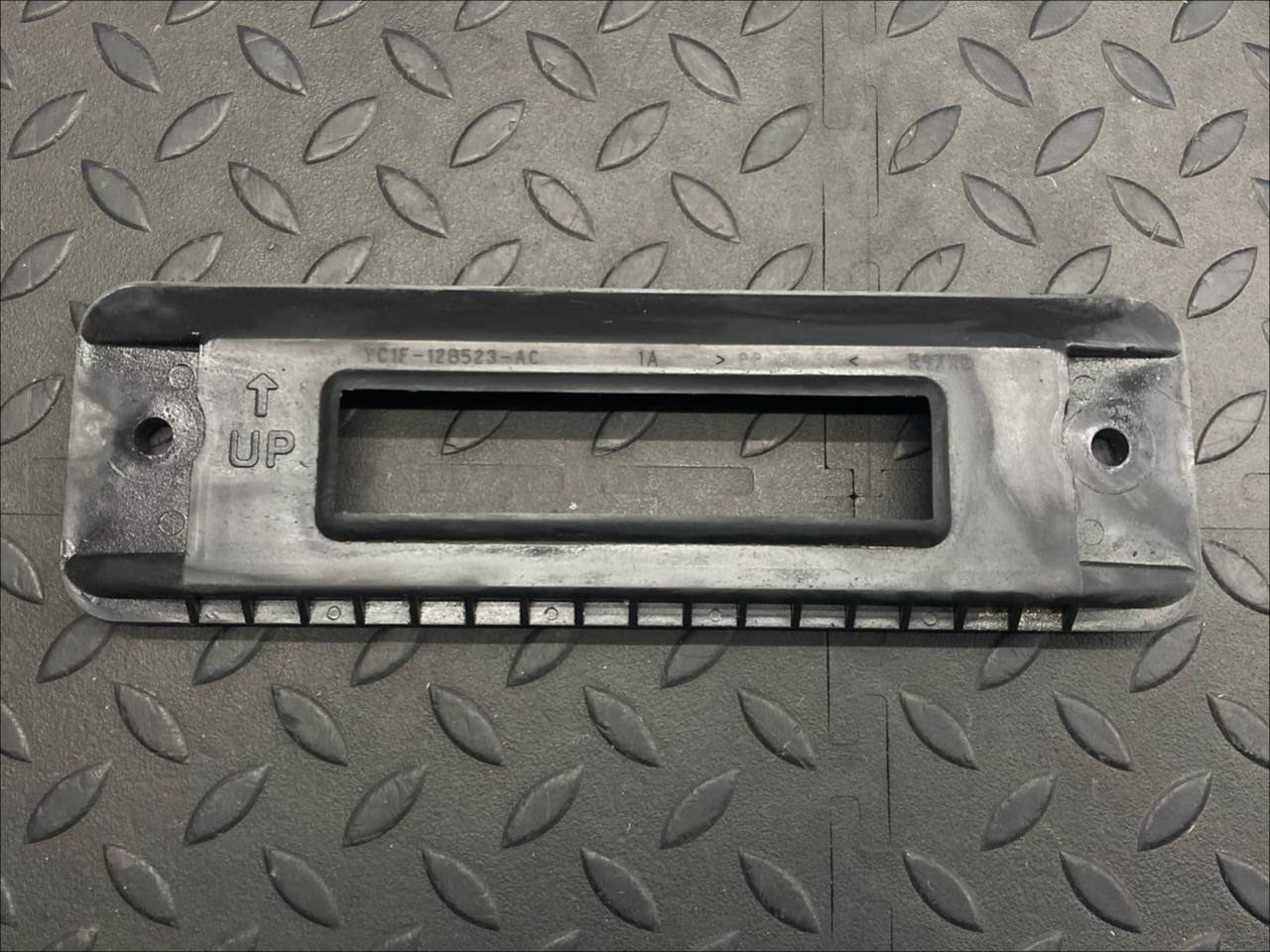 Кронштейн блока управления двигателем Ford Transit 2000-2006