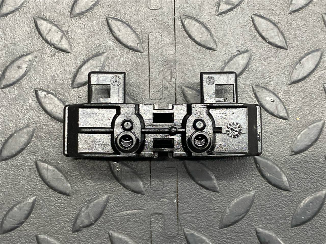 Кронштейн датчика износа тормозных колодок Mercedes C/W202 1993-2001