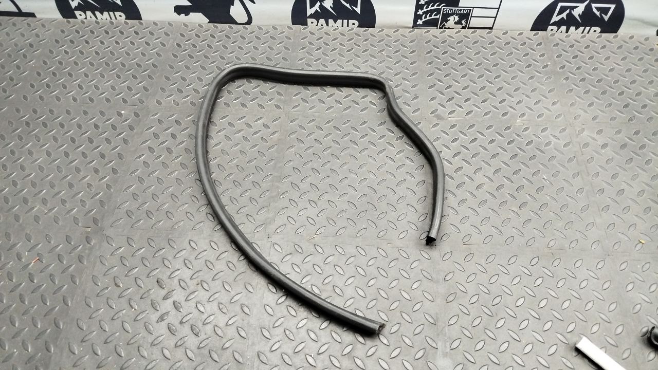 Уплотнитель капота Mercedes C/W202 1993-2001