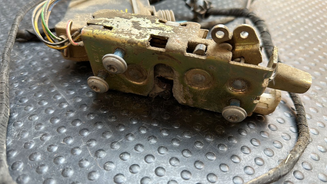 Замок двери передний левый Mercedes Vito/W638 1996-2003