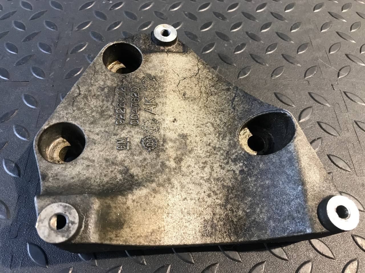 Кронштейн компрессора кондиционера Opel Vectra/C 2002-2008