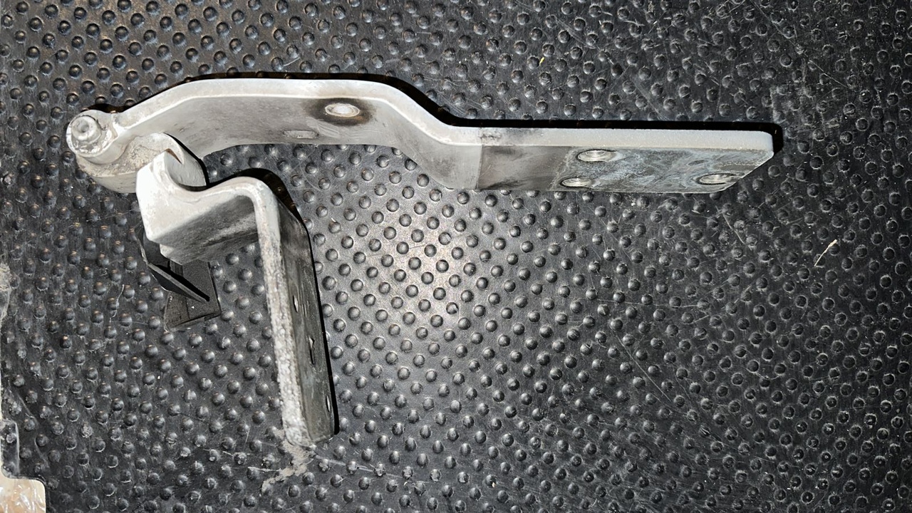 Петля двери багажника левая нижняя Opel Movano/A 2003-2010