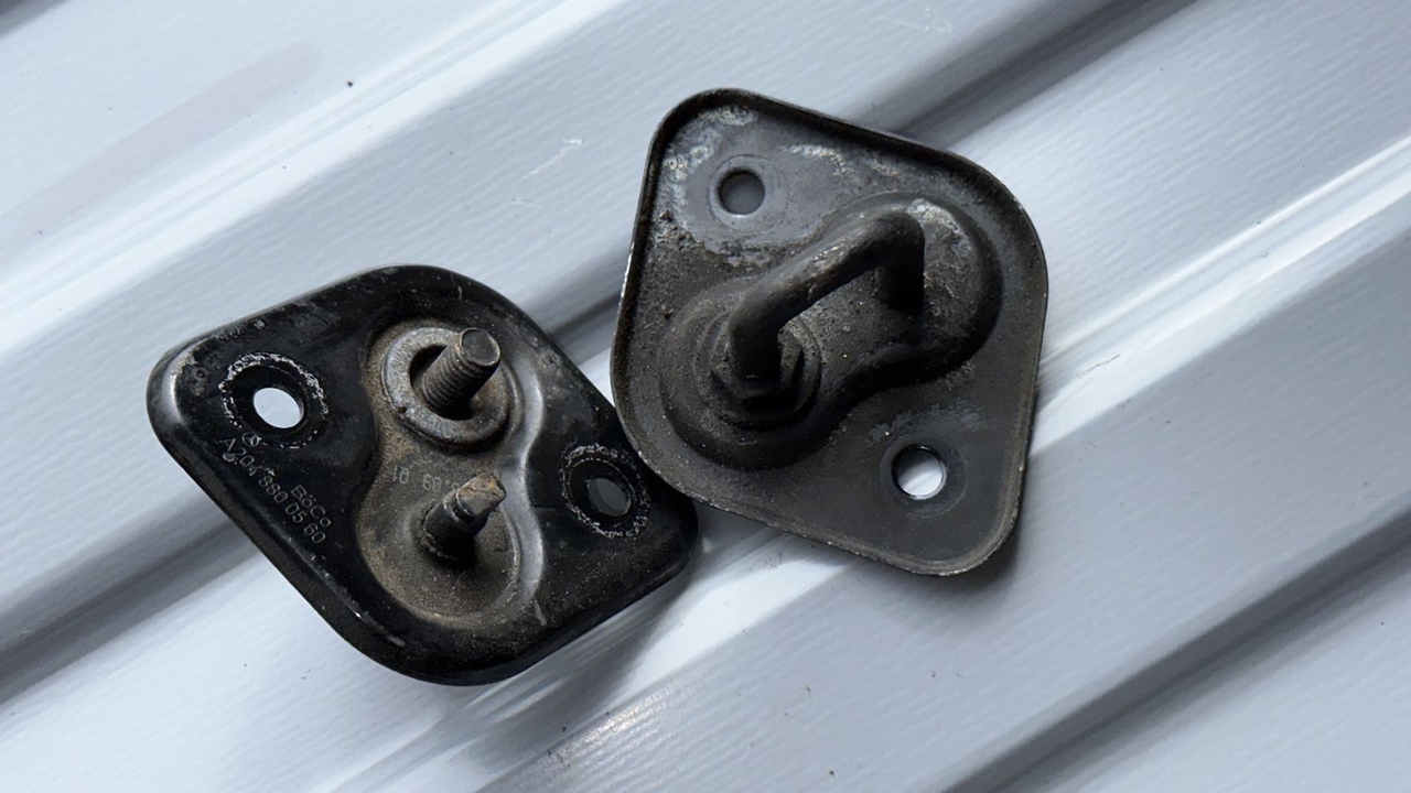 Ответная часть замка капота Mercedes C/W204 2006-2015