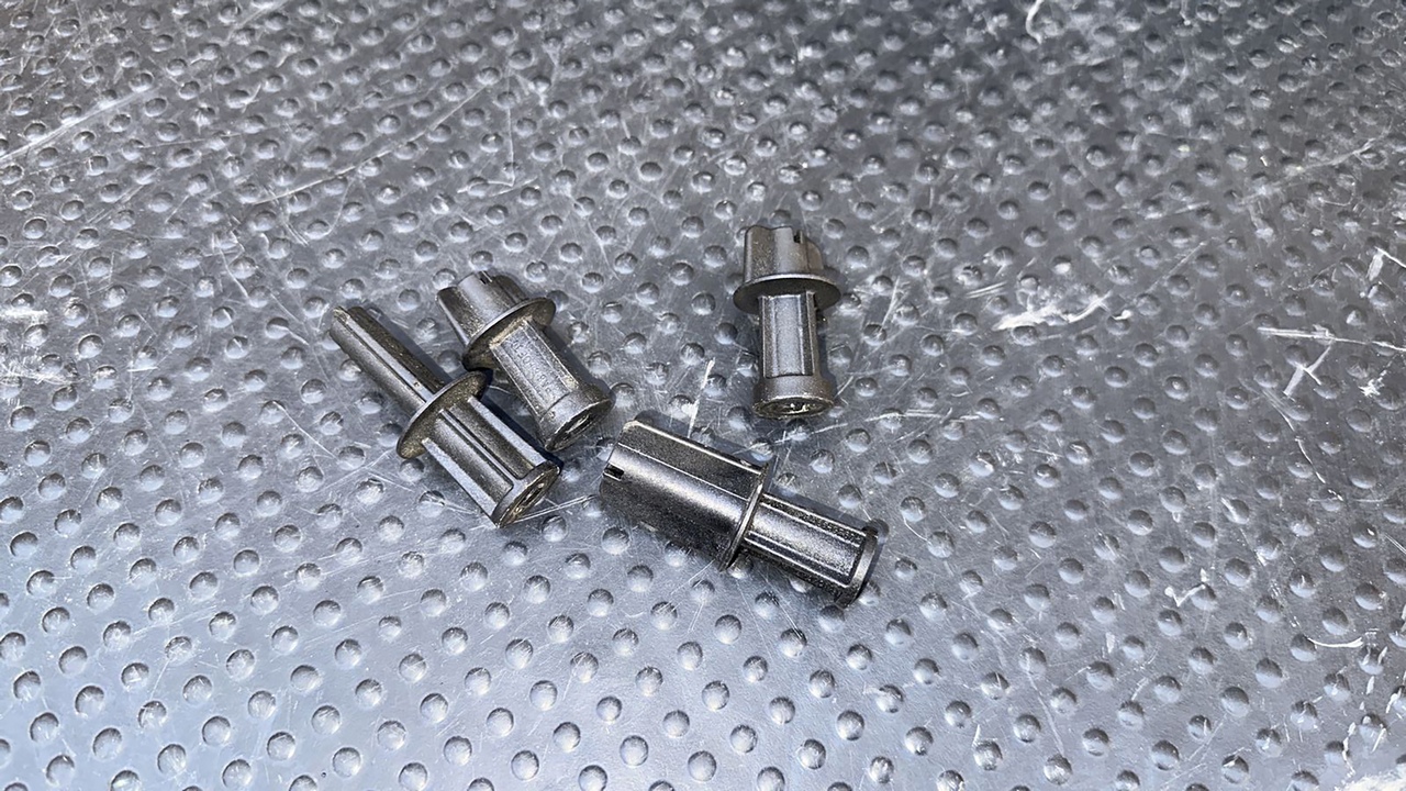 Гайка заднего фонаря Ford C-Max 2003-2010