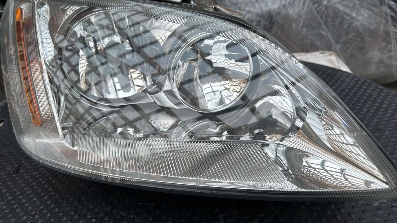 Фара правая Ford C-Max 2003-2010
