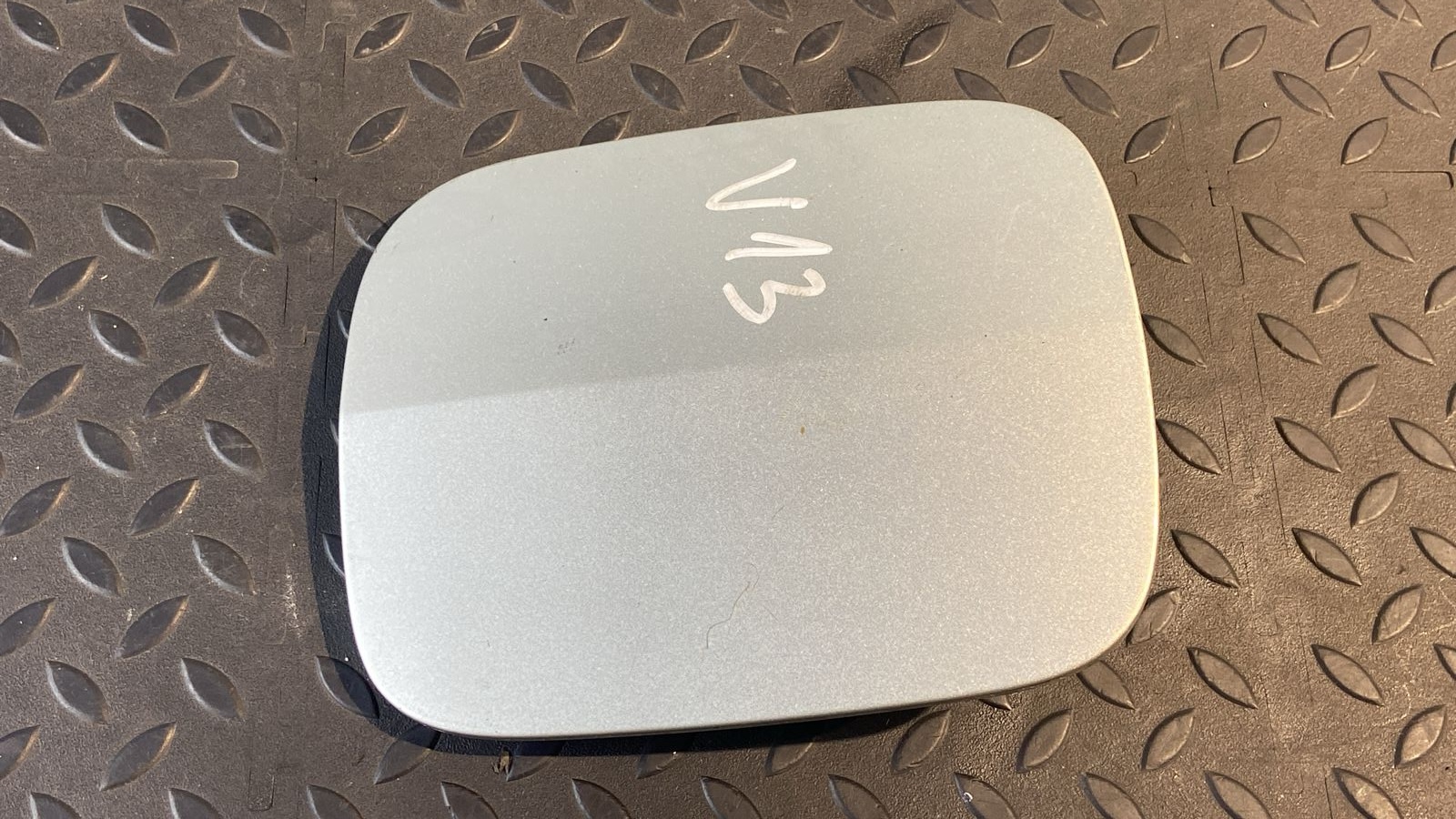 Лючок бензобака Toyota Avensis/2 2003-2009