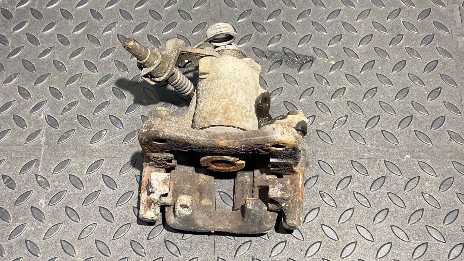 Суппорт задний левый Ford Galaxy 1995-2006