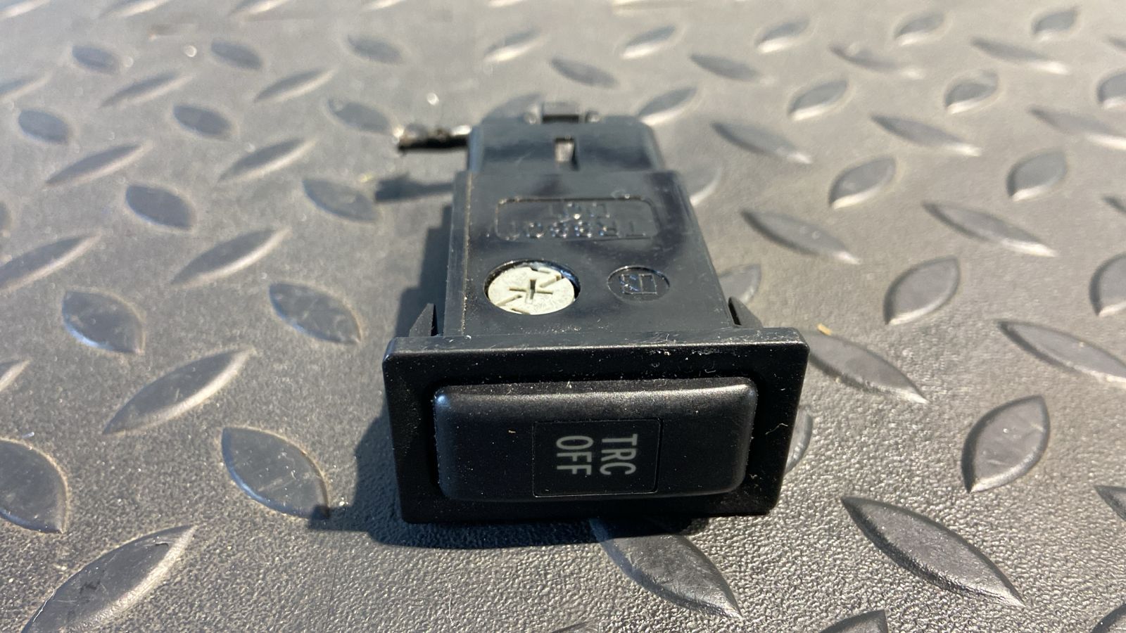 Кнопка антипробуксовочной системы Toyota Avensis/2 2003-2009