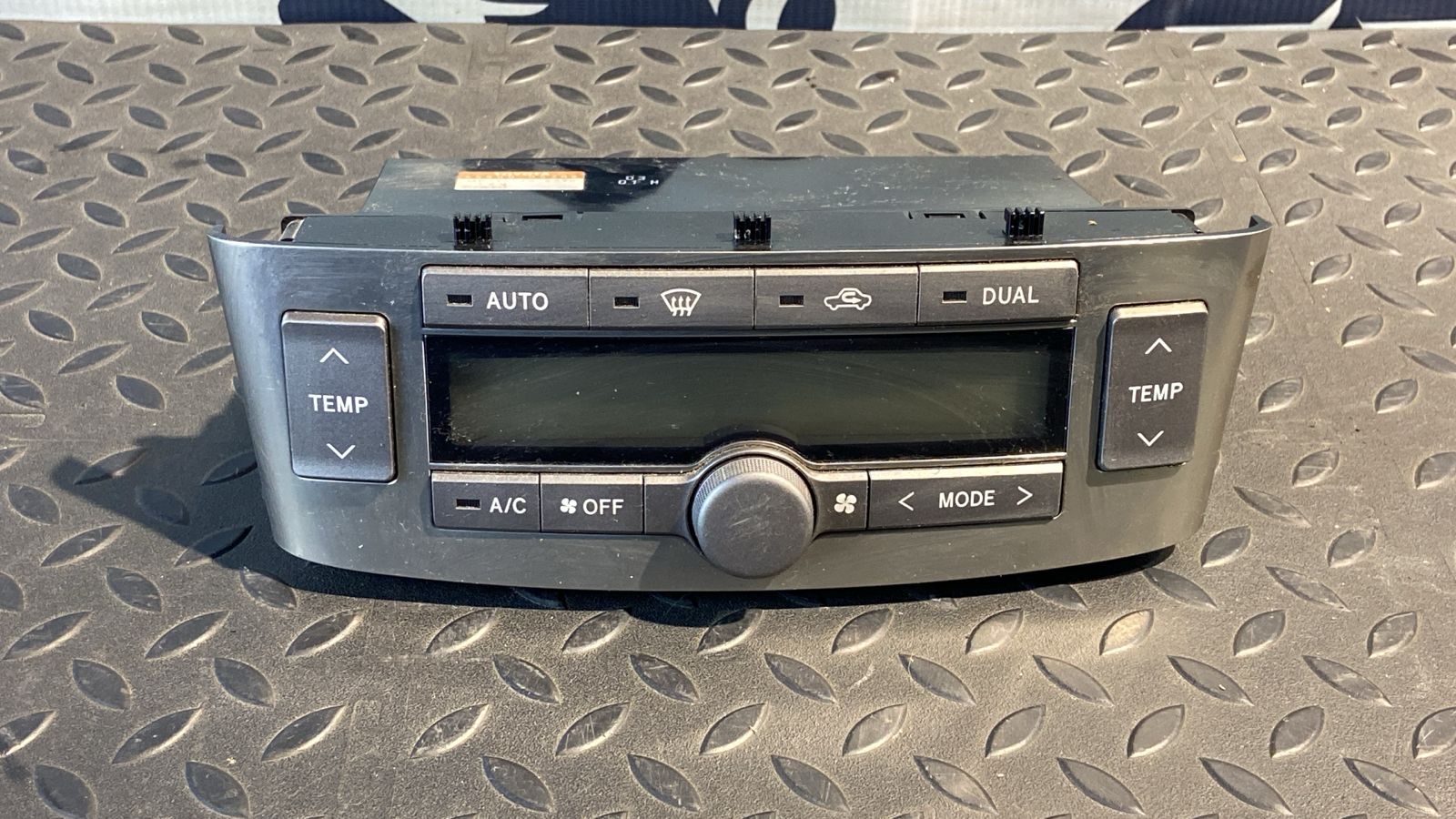 Блок управления климатом Toyota Avensis/2 2003-2009