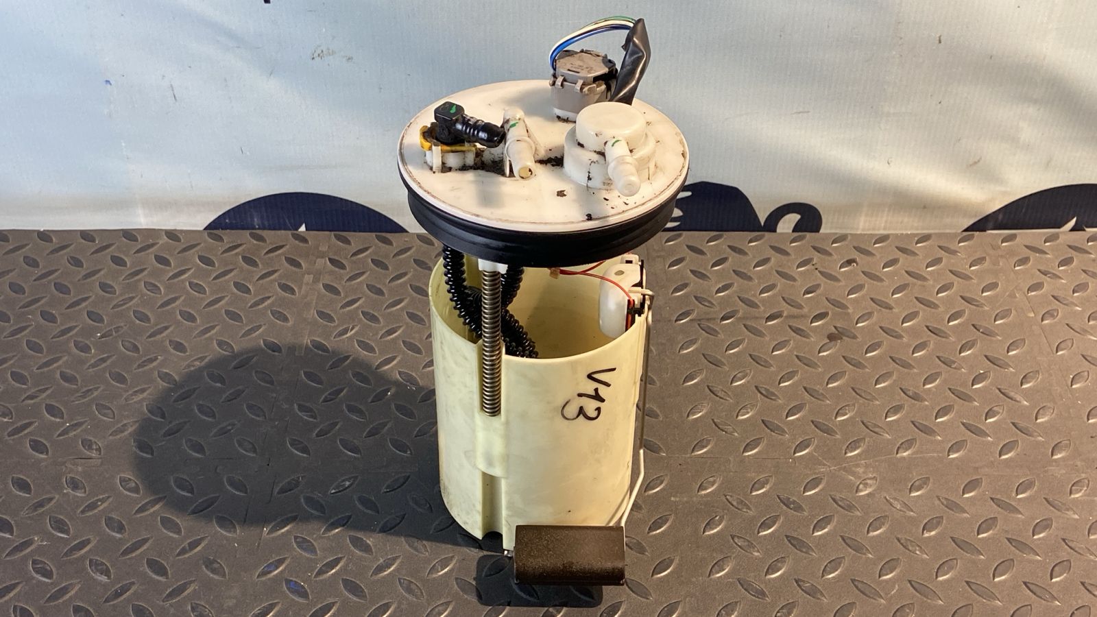 Датчик уровня топлива Toyota Avensis/2 2003-2009