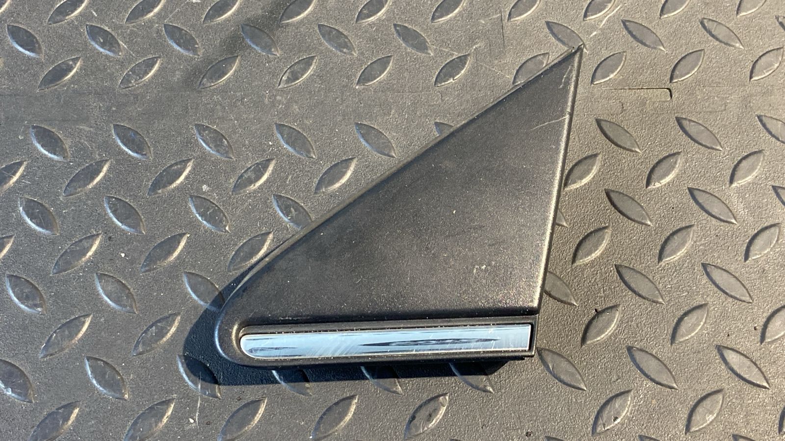 Накладка зеркала левая Toyota Avensis/2 2003-2009