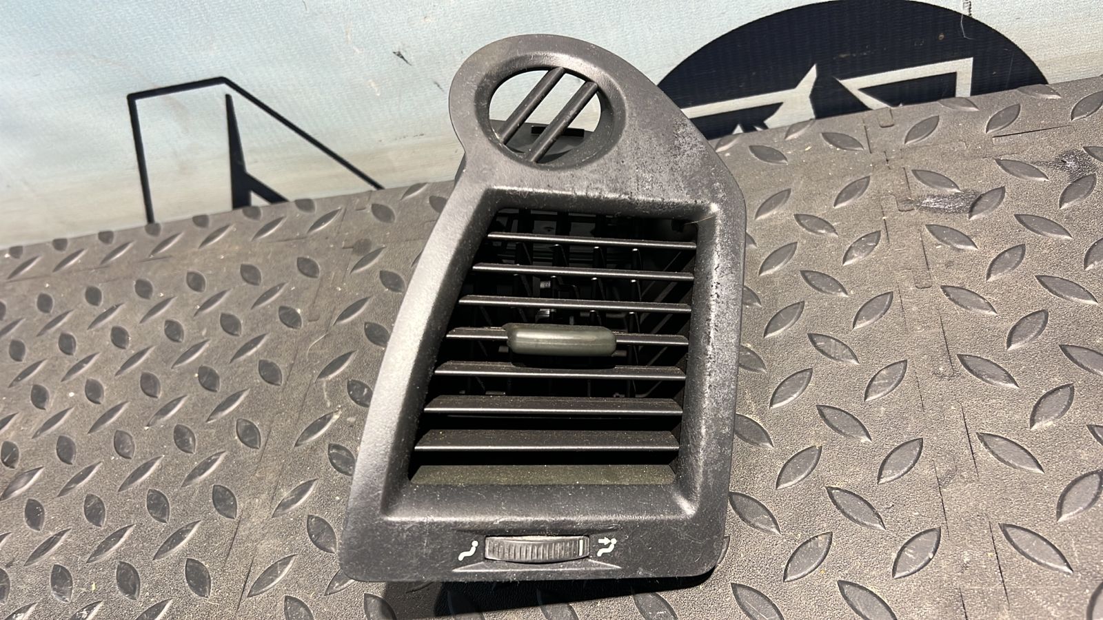 Дефлектор воздушный правый Renault Megane/2 2002-2009