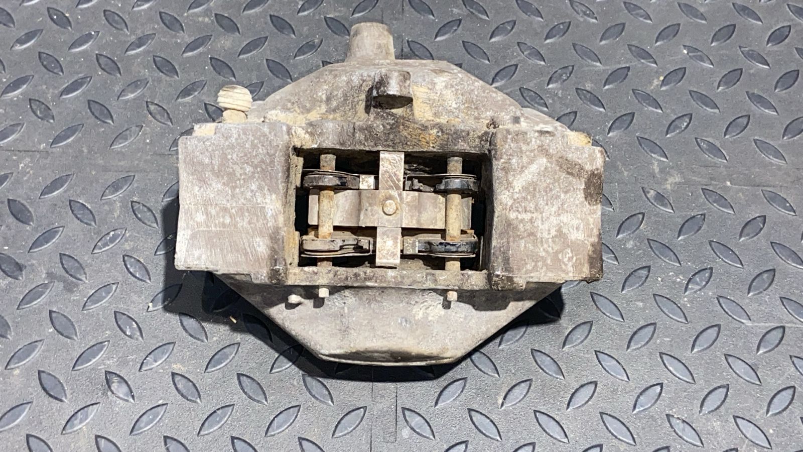 Суппорт задний правый Mercedes M/W163 1997-2005