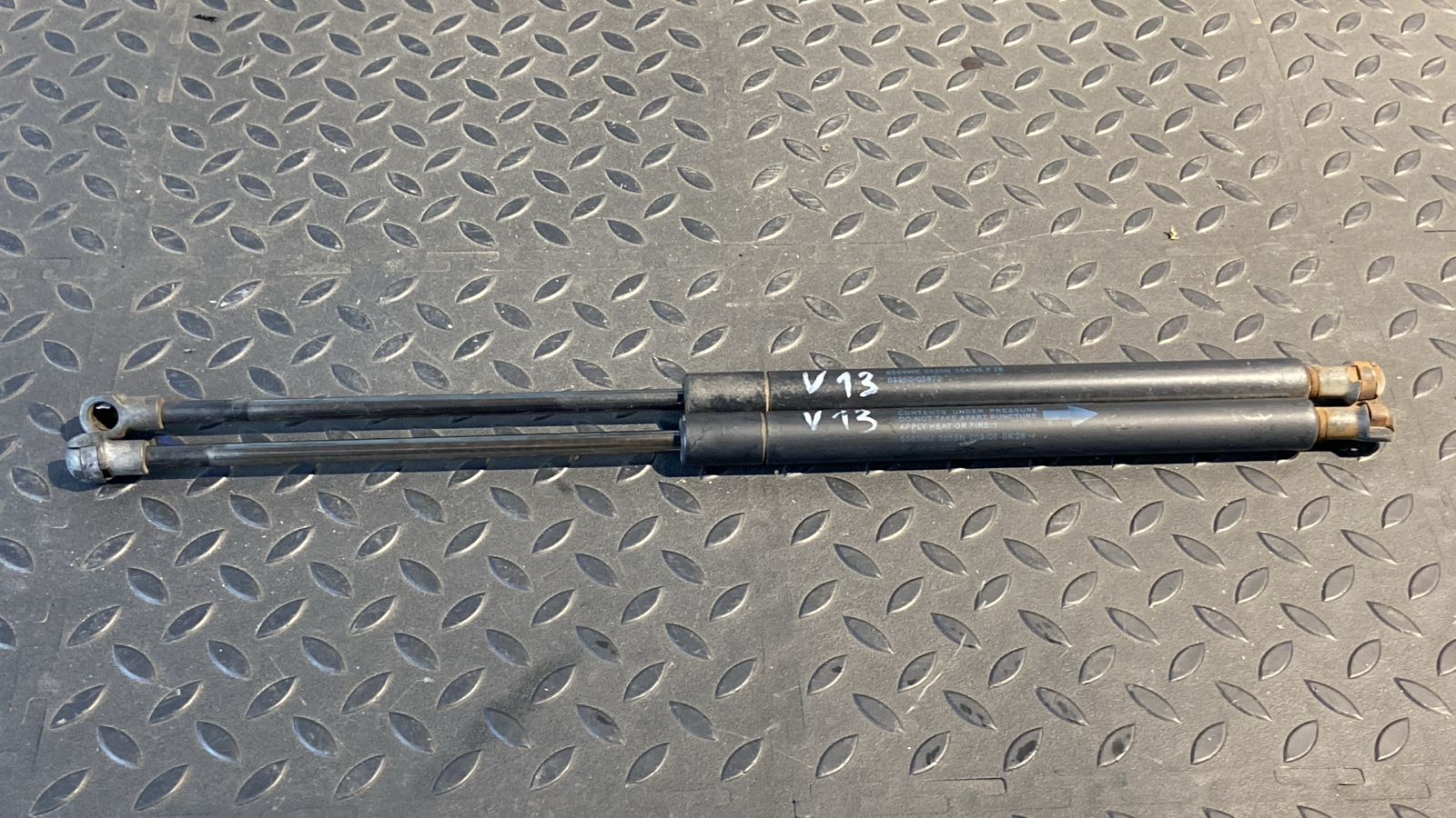 Амортизатор двери багажника Toyota Avensis/2 2003-2009