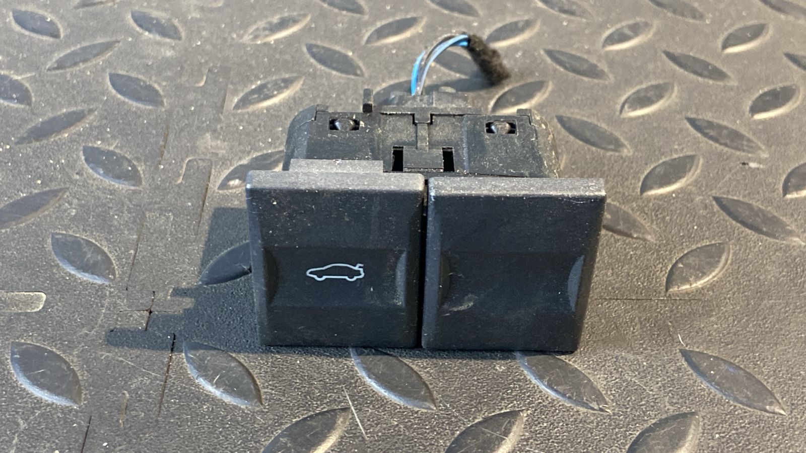 Кнопка открывания багажника Ford Mondeo/3 2000-2007