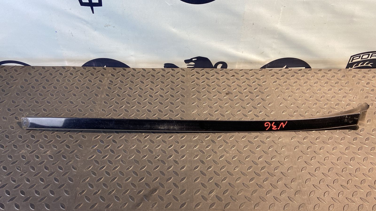 Молдинг лобового стекла правый Mercedes C/W204 2006-2015