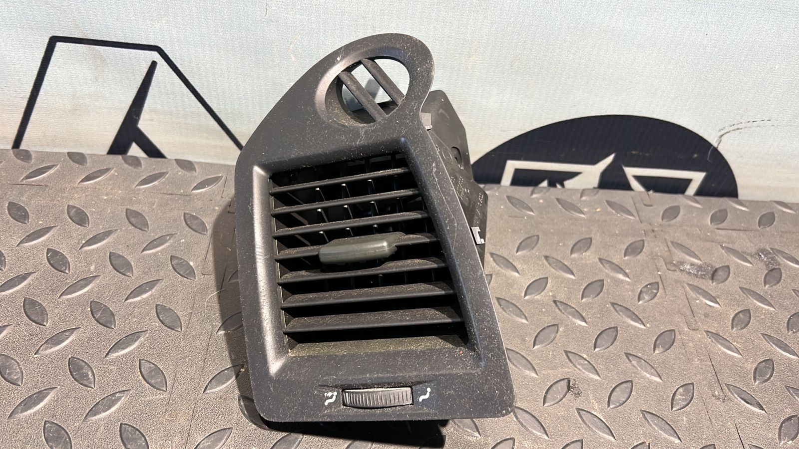 Дефлектор воздушный левый Renault Megane/2 2002-2009