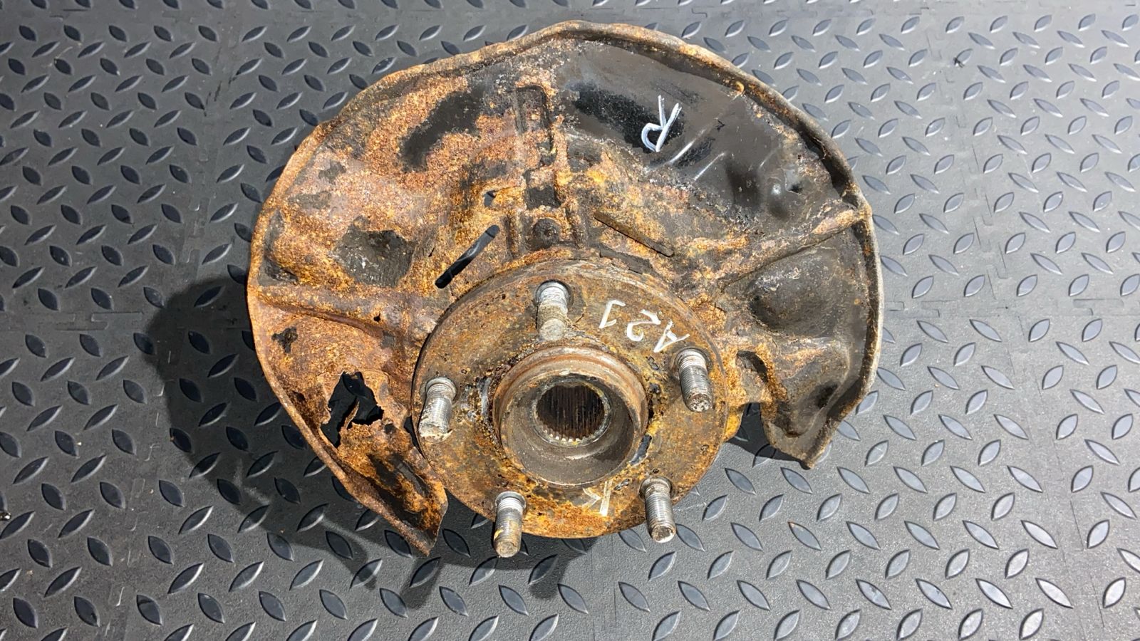 Кулак поворотный передний правый Toyota Avensis/2 2003-2009