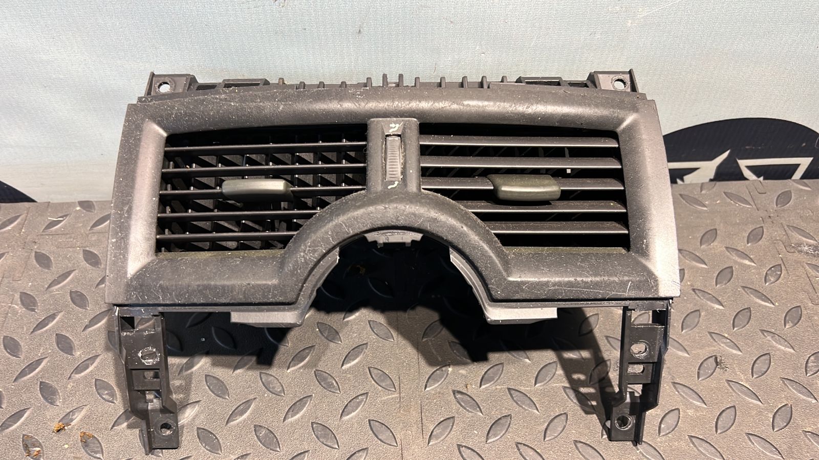 Дефлектор воздушный центральный Renault Megane/2 2002-2009