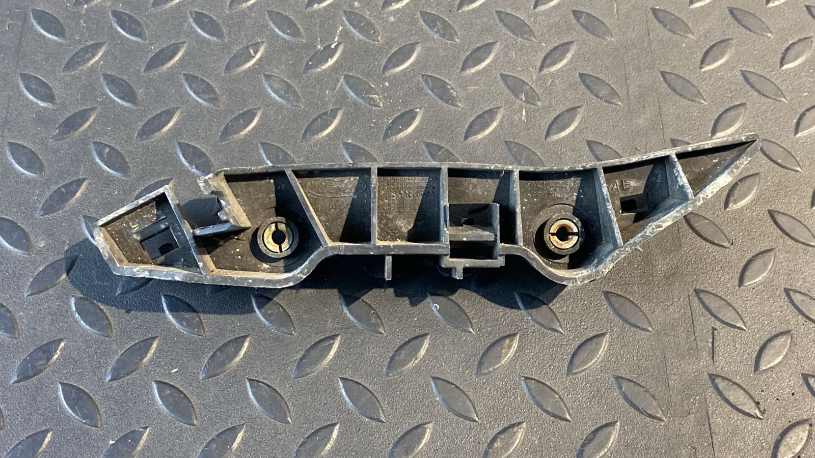 Кронштейн бампера передний правый Ford C-Max 2003-2010