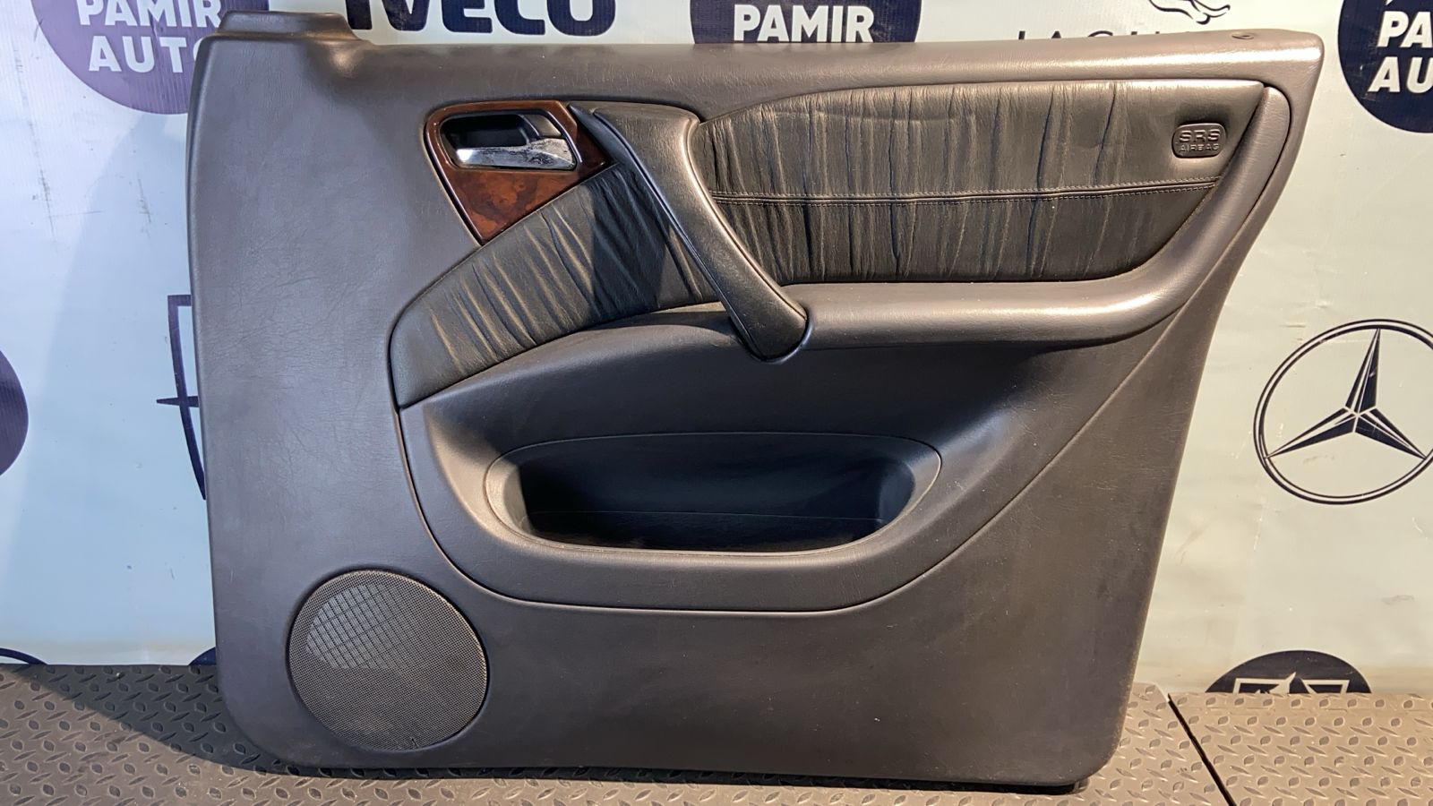 Обшивка двери передняя правая Mercedes M/W163 1997-2005